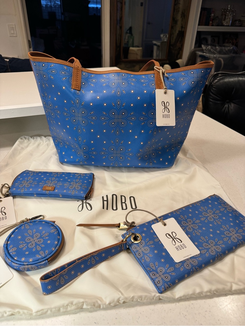 HOBO Blue Floral-Print Tote with Matching Accessories 🫐 👖 - Picture 3 of 10